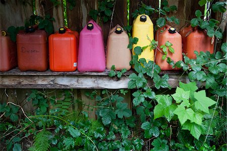 Empty Gas Containers on Shelf Foto de stock - Sin royalties Premium, Código: 600-03641243