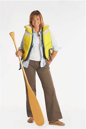 Portrait d'une femme portant un gilet de sauvetage et tenant une pagaie de canoë Photographie de stock - Premium Libres de Droits, Code: 600-03654492