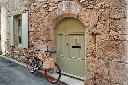 französisch (alles) - Fahrrad im mittelalterlichen Dorf, Caunes-Minervois, Aude, Languedoc-Roussillon, Frankreich Stockbilder - Premium RF Lizenzfrei, Bildnummer: 600-03654641