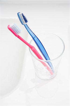 double sink - Toothbrushes in Glass Stock Photo - Premium Royalty-Free, Code: 600-03659152