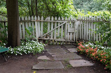 fence with flowers - Crooked Gate Stock Photo - Premium Royalty-Free, Code: 600-03659248