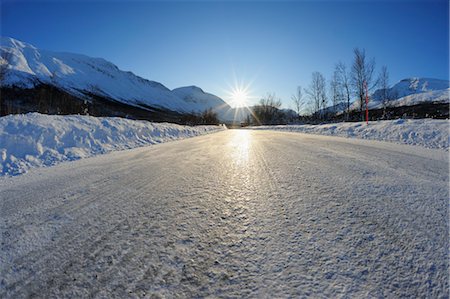 escandinavia - Icy Road, Breivikeidet, Troms, Norway Foto de stock - Sin royalties Premium, Código: 600-03665462