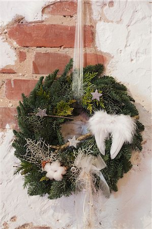 exposed brick - Christmas Wreath Stock Photo - Premium Royalty-Free, Code: 600-03685785