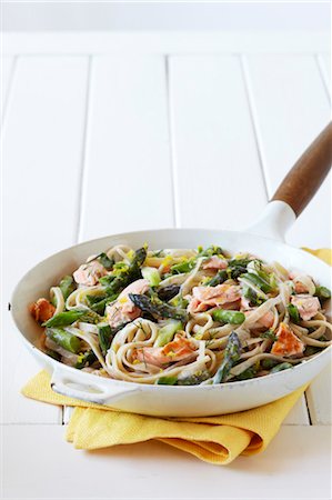 simsearch:600-07311279,k - Pasta with Salmon and Asparagus Foto de stock - Sin royalties Premium, Código: 600-03686085