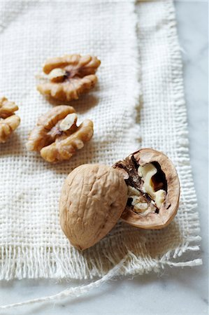 shell and nobody and object - Walnuts Stock Photo - Premium Royalty-Free, Code: 600-03686094