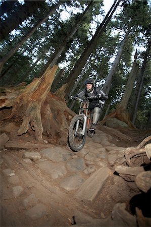 Man Mountain Biking on Mount Seymour, Mount Seymour Provincial Park, North Vancouver, British Columbia, Canada Foto de stock - Royalty Free Premium, Número: 600-03686258