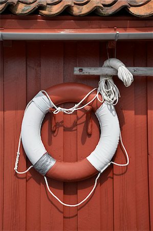 sauver - Bouée de sauvetage accroché sur le mur, Vest-Agder, sud de la Norvège, Norvège Photographie de stock - Premium Libres de Droits, Code: 600-03682047