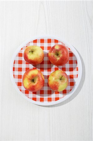 simsearch:600-03738171,k - Apples on Plate Foto de stock - Royalty Free Premium, Número: 600-03682055