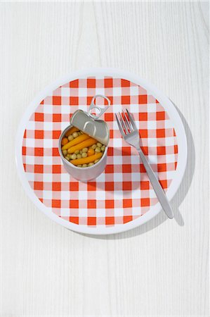 enlatados - Tin of Peas and Carrots on Plate Foto de stock - Sin royalties Premium, Código: 600-03682058