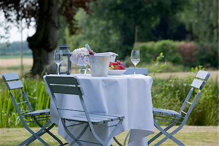 pails garden - Table Outdoors Foto de stock - Sin royalties Premium, Código: 600-03682389