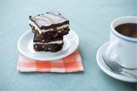 food tablecloth close up nobody - Gluten-free Nanaimo Bars and a Cup of Coffee, Vancouver, British Columbia, Canada Stock Photo - Premium Royalty-Free, Code: 600-03698374