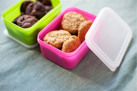 simsearch:600-03508840,k - Cookies in Plastic Containers Foto de stock - Royalty Free Premium, Número: 600-03698378