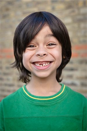 Portrait de garçon avec une dent manquante Photographie de stock - Premium Libres de Droits, Code: 600-03698436