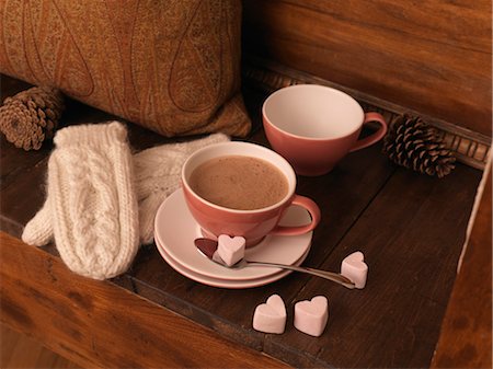 chocolat chaud et mitaines sur banc Photographie de stock - Premium Libres de Droits, Code: 600-03692039