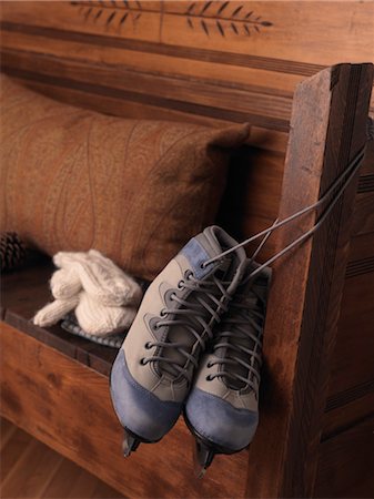 simsearch:600-03681998,k - Pair of Ice Skates Hanging on Bench Foto de stock - Royalty Free Premium, Número: 600-03692040