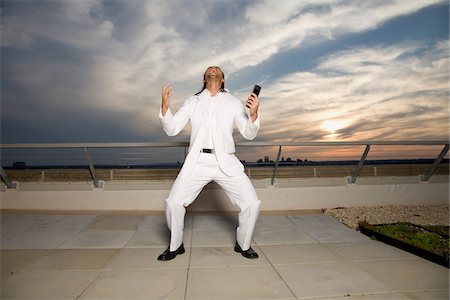 schlechte neuigkeiten - Man Screaming on Rooftop Foto de stock - Sin royalties Premium, Código: 600-03692069