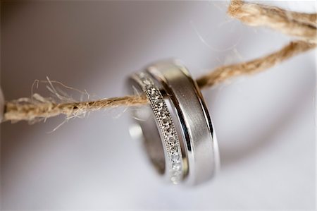 schmuck - Gros plan des anneaux de mariage Photographie de stock - Premium Libres de Droits, Code: 600-03692119