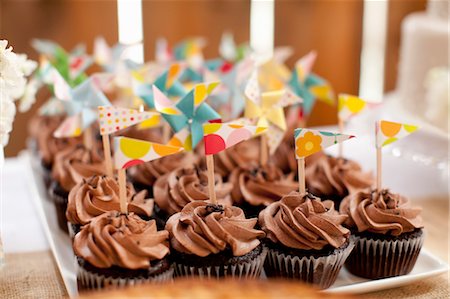 simsearch:700-01198745,k - Cupcakes au chocolat Photographie de stock - Premium Libres de Droits, Code: 600-03692112