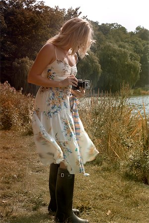 Woman Holding Folding Camera, High Park, Toronto, Ontario, Canada Foto de stock - Sin royalties Premium, Código: 600-03715416