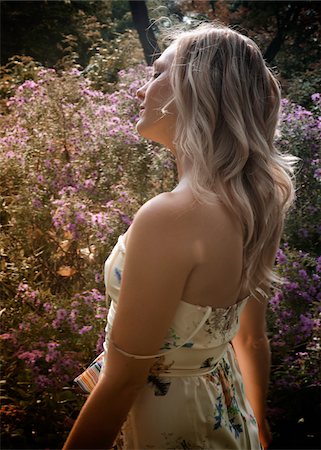 Woman in Garden, High Park, Toronto, Ontario, Canada Foto de stock - Sin royalties Premium, Código: 600-03715410