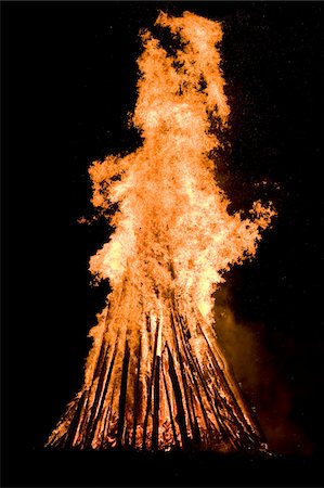 feu de bivouac - Feu de camp, Salzbourg, Land de Salzbourg, Autriche Photographie de stock - Premium Libres de Droits, Code: 600-03719998