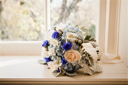 schnittblume - Bouquet on Window Sill Foto de stock - Sin royalties Premium, Código: 600-03737664