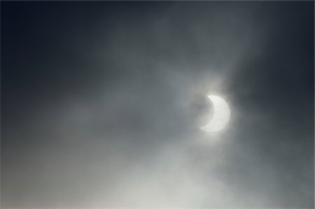 Éclipse solaire partielle, près de Albstadt, Alpes souabes, Bade-Wurtemberg, Allemagne Photographie de stock - Premium Libres de Droits, Code: 600-03737975