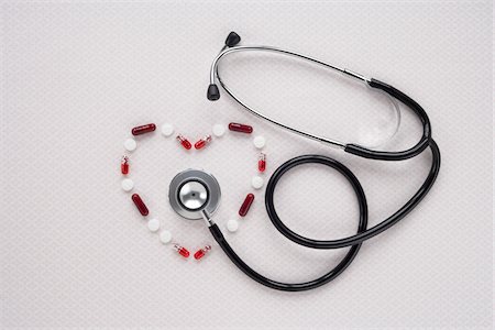 Pilules en forme de coeur avec stéthoscope Photographie de stock - Premium Libres de Droits, Code: 600-03738144