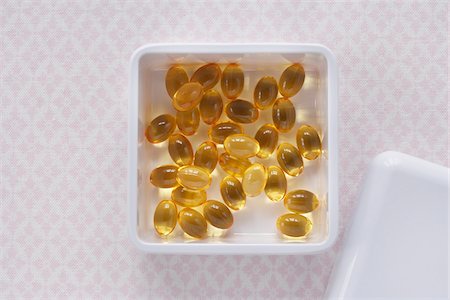 simsearch:700-06701967,k - Capsules in Dish Foto de stock - Sin royalties Premium, Código: 600-03738157