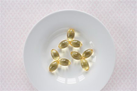 simsearch:600-03738148,k - Capsules on Plate Stock Photo - Premium Royalty-Free, Code: 600-03738158