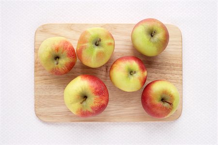 simsearch:600-03782475,k - Apple on Cutting Board Stock Photo - Premium Royalty-Free, Code: 600-03738171