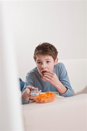 potato chips - Teenage Boy Watching Television, Mannheim, Baden-Wurttemberg, Germany Stock Photo - Premium Royalty-Free, Code: 600-03738189
