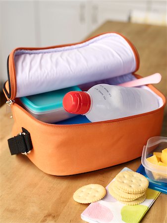 pausenbrot - Mittagessen-Tasche am Counter Stockbilder - Premium RF Lizenzfrei, Bildnummer: 600-03738388