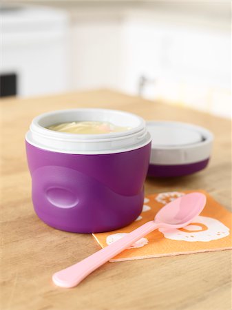 plan de travail (cuisine) - Conteneur de soupe Photographie de stock - Premium Libres de Droits, Code: 600-03738406