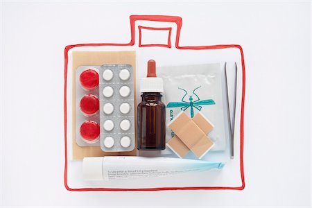 fournitures médicales - First Aid Kit de voyage Photographie de stock - Premium Libres de Droits, Code: 600-03738809