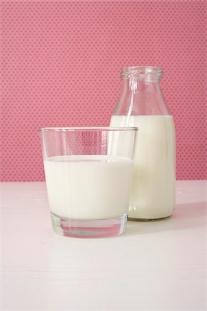 Glass of Milk and Bottle Foto de stock - Sin royalties Premium, Código: 600-03738814