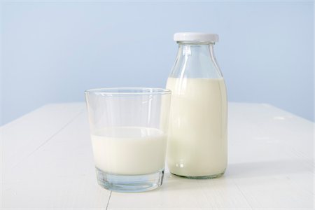 simsearch:600-03782471,k - Verre de lait et bouteille Photographie de stock - Premium Libres de Droits, Code: 600-03738812