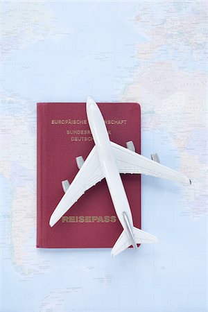 simsearch:600-03738903,k - Spielzeug Flugzeug, Reisepass und Karte Stockbilder - Premium RF Lizenzfrei, Bildnummer: 600-03738834