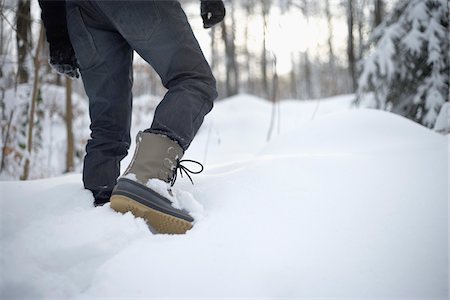 paseo por el bosque - Man Walking in the Snow, Essen, Ruhr, North Rhine-Westphalia, Germany Foto de stock - Sin royalties Premium, Código: 600-03738838