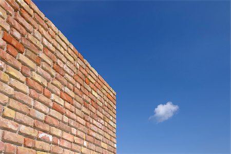 Mur de briques avec bleu ciel, l'île de Rügen, Mecklembourg Poméranie occidentale, Allemagne Photographie de stock - Premium Libres de Droits, Code: 600-03738918