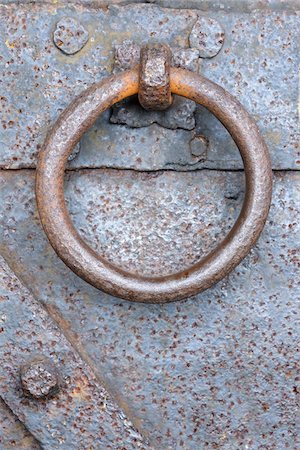 simsearch:700-06368425,k - Close-up of Metal Door Knocker, Baden-Wurttemberg, Germany Foto de stock - Sin royalties Premium, Código: 600-03738962