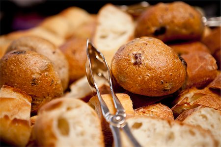 Close-up of Bread and Dinner Rolls Foto de stock - Sin royalties Premium, Código: 600-03739025