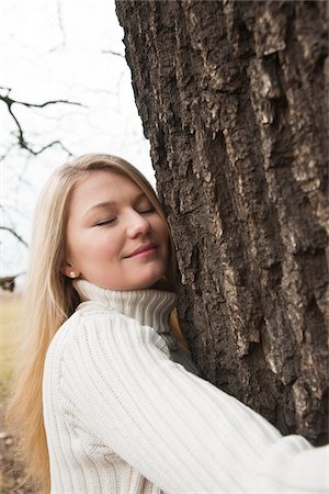 Young Woman Hugging Tree Foto de stock - Sin royalties Premium, Código: 600-03739313