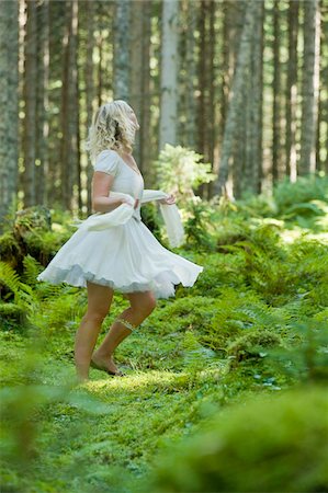 Femme dansant dans la forêt, à Altenmarkt en Pongau, Salzbourg, Autriche Photographie de stock - Premium Libres de Droits, Code: 600-03768656