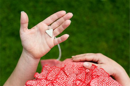 Pregnant Woman holding Heart Pendant, Salzburg, Austria Foto de stock - Sin royalties Premium, Código: 600-03768668