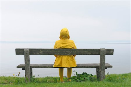 regenmantel - Frauen sitzen auf Bank, dem Chiemsee, Bayern, Deutschland Stockbilder - Premium RF Lizenzfrei, Bildnummer: 600-03762440