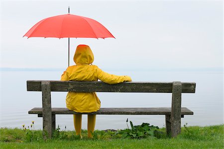 regenmantel - Frauen sitzen auf Bank mit Regenschirm, dem Chiemsee, Bayern, Deutschland Stockbilder - Premium RF Lizenzfrei, Bildnummer: 600-03762441