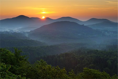 Lever du soleil sur les montagnes, Vorderweidenthal, Pfalzerwald, Rhénanie-Palatinat, Allemagne Photographie de stock - Premium Libres de Droits, Code: 600-03762477