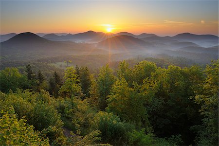 Lever du soleil sur les montagnes, Vorderweidenthal, Pfalzerwald, Rhénanie-Palatinat, Allemagne Photographie de stock - Premium Libres de Droits, Code: 600-03762479