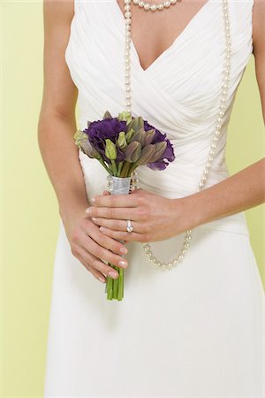 simsearch:600-03775696,k - Bride Holding Bouquet Fotografie stock - Premium Royalty-Free, Codice: 600-03775693